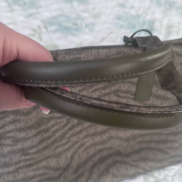 Michael Kors Large Logo Camo Print Tote Olive - Picture 12 of 12